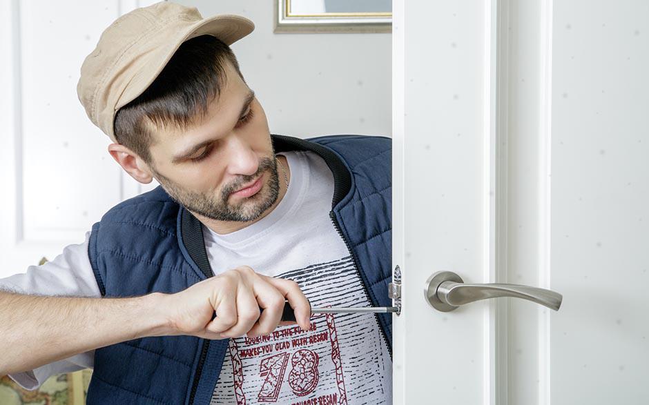 comment ouvrir une porte fermée à clé avec un trombone Morangis
