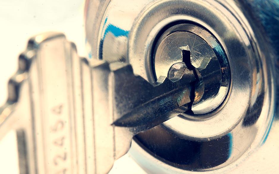 comment ouvrir porte avec clé derriere Parmain